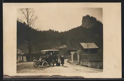 Foto-AK Auto Renault (1914), Familie parkt mit ihrem Wagen vor einem Zaun