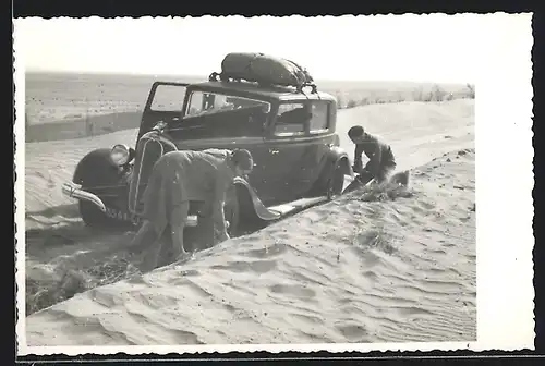 Foto-AK Auto Chenard & Walcker (1934) Aigle 4, Wagen steckt im Sand fest