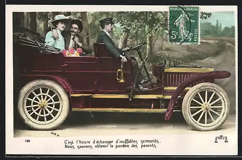 AK Auto Ader (1905 /06), Junges Liebespaar sitzt im Wagen mit Chauffeur