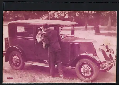 AK Auto Renault Monasix (1928), Junger Mann lehnt sich zur einer Dame im Wagen