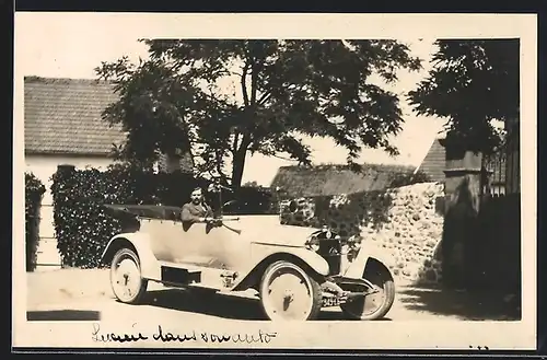Foto-AK Auto Berliet VB 15CV (1919), Mann in seinem Wagen vor einer Mauer