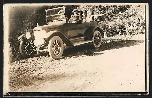 Foto-AK Auto Maxwell (1915), Gruppe parkt am Wegesrand vor einem Drahtzaun