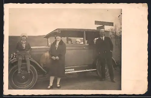 Foto-AK Auto Jewett 6-40 (1926), Familie bei einem Ausflug zwischen Montabaur und Limburg