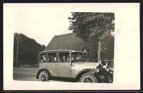 Foto-AK Auto Overland-Whippet 93-A (1927), Familie parkt vor einem grossen Haus