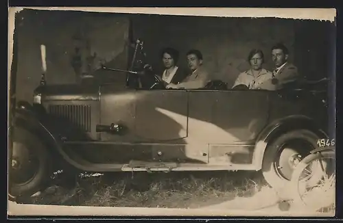 Foto-AK Auto Citroen B12 (1926 /27), Zwei Paare mit ihrem Wagen vor einer Studiokulisse