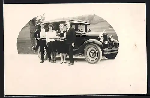 Foto-AK Auto Oakland (1926), Zwei Paare bei einer Ausreise