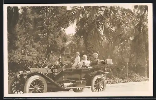 Foto-AK Auto Kissel Kar, Zwei Damen mit einem Kleinkind auf dem Rücksitz