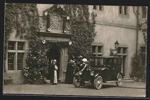 Foto-AK Auto Studebaker (1918 /20), Geistliche werden von einem Chauffeur abgeholt