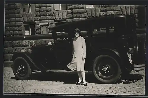 Foto-AK Auto Packard (1926), Junge Dame erfreut neben ihrem Wagen