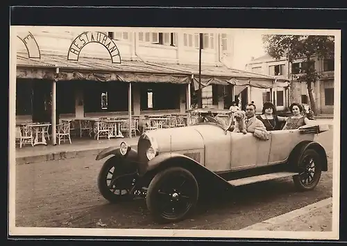 Foto-AK Auto Talbot (192 ), Freunde mit Hund bei parten vor einem Restaurant