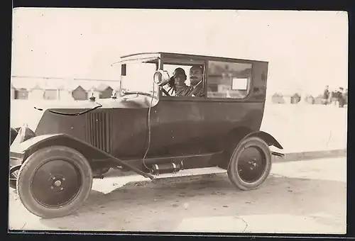 Foto-AK Auto Renault 6CV (1925), Paar schaut aus dem Fahrerfenster heraus