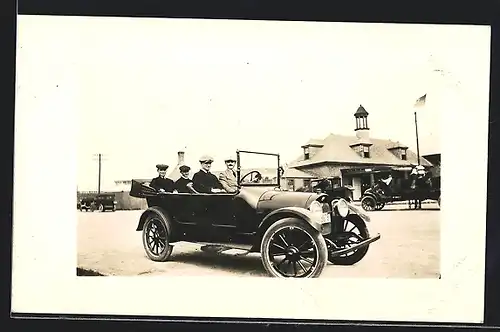 Foto-AK Auto REO (1920), Vier Herrschaften auf einer Rundfahrt mit offenem Verdeck