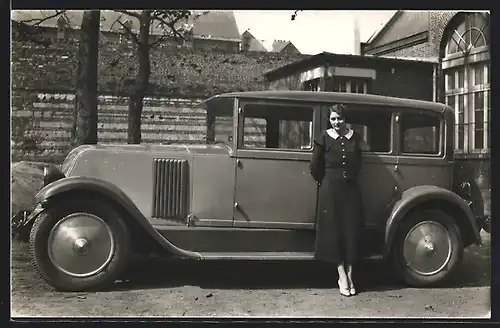 Foto-AK Auto Renault Momasix (1928), Junge Dame lehnt gegen den Wagen