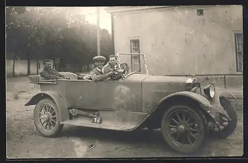 Foto-AK Auto Berliet (1924), Stolzer Besitzer bedient die Hupe an seinem Auto
