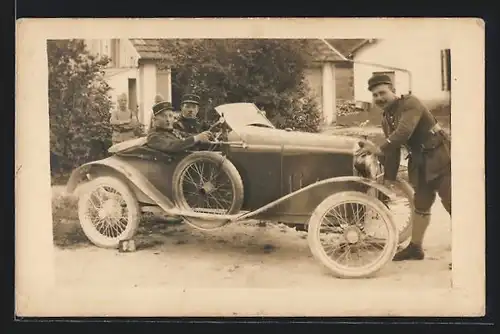 Foto-AK Auto Amilcar CC (192 ), Soldaten sitzen stolz in ihrem Wagen