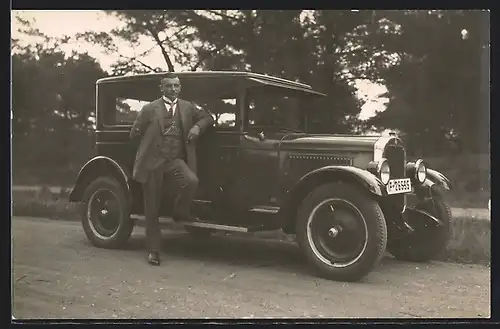 Foto-AK Auto Oldsmobile 30D (1926), Adretter Herr steht entspannt an seinem Wagen