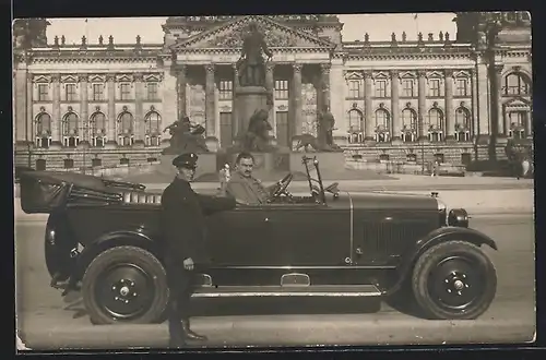 Foto-AK Auto Nash (1925), Berlin, Herr und Chauffeur vor dem Reichstag