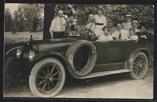 Foto-AK Auto Hudson Super Six (1916-21), Familie und Freunde bei einem Ausflug