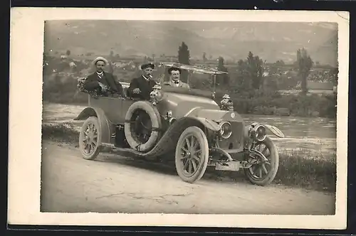 Foto-AK Auto Berliet (191 ), Männer bei einer Ausfahrt in ihrem Automobil