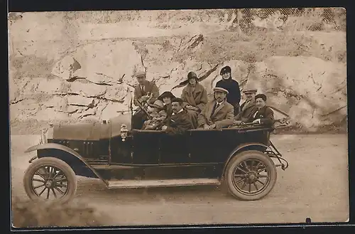 Foto-AK Auto Unic (1912 /13), Grosse Familie bei einem Ausflug mit ihrem Fahrzeug
