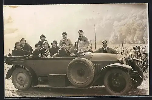 Foto-AK Auto Rochet-Schneider (1920), Familie parkt vor den Feldern