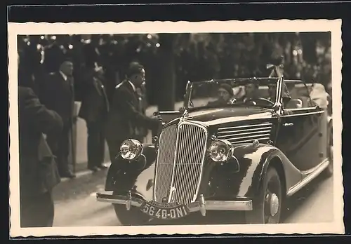 Foto-AK Auto Renault Primaquatre (1935), Herrschaften werden begrüsst