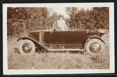 Foto-AK Auto Renault (1925), Junge Dame im Wagen ohne Verdeck