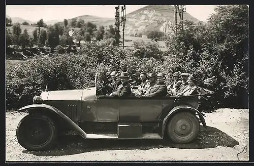 Foto-AK Auto Rochet-Schneider (1920), Damen und Herren bei einem Sonntagsausflug