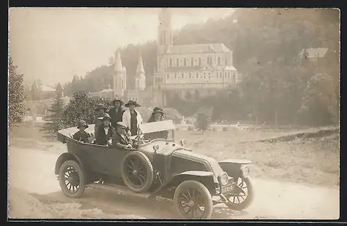 Foto-AK Auto Renault (1912), Damen werden im Fahrzeug chauffiert