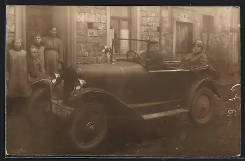 Foto-AK Auto Citroen Trèfle, Familie steht im Hauseingang hinter dem Wagen