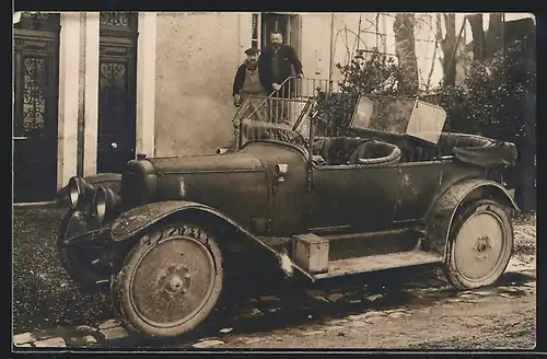 Foto-AK Auto Chenard & Walcker (1915), Zwei Herren auf dem Weg zu ihrem KFZ