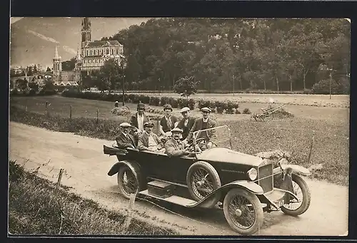 Foto-AK Auto Berliet (192 ), Autofahrt mit Damen und Herren am Ortsrand