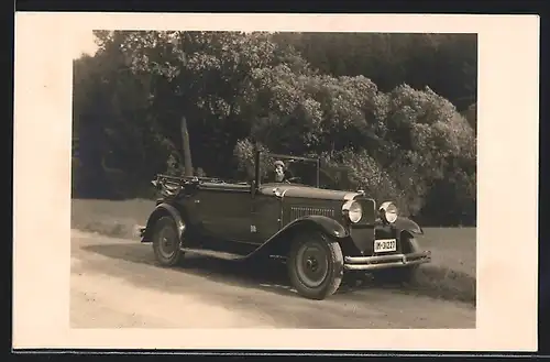 Foto-AK Auto Nash (1929), Junge Dame parkt mit offenem Verdeckt vor einem grossen Baum