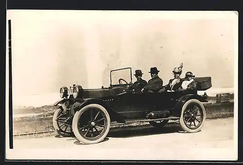 Foto-AK Auto Hupmobile (1914) 32, Paare machen eine Ausfahrt