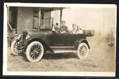 Foto-AK Auto Maxwell (1915), Junge Mutter mit ihren zwei Kindern im KFZ