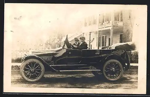 Foto-AK Auto Oldsmobile 37 (1919 /20), Zwei adrette junge Herren parken vor einem Wohnhaus