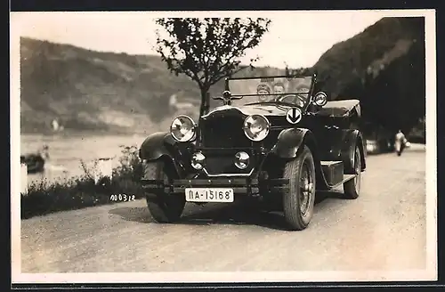 Foto-AK Auto Packard (1926) 243, Herrschaften auf einem Ausflug am Wasser