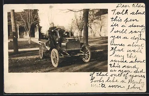 Foto-AK Auto Rambler (1904), Junge Dame stolz am Lenkrad ihres Wagens