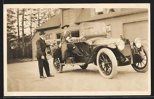 Foto-AK Auto Packard Twin Six (1916), Herr hilft einer Dame beim Ausstieg