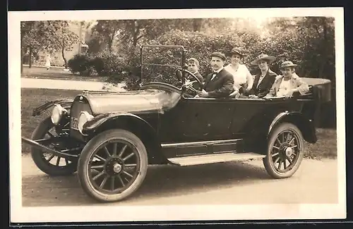 Foto-AK Auto Overland (1916 /17), Famimlie im Wagen mit offenem Verdeck