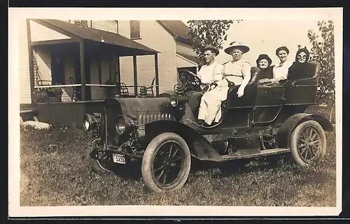 Foto-AK Auto Rambler (1907), Ältere Paare parken im Garten