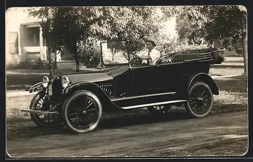 Foto-AK Auto Studebaker (191 ), Junger Herr parkt in einer Wohngegend