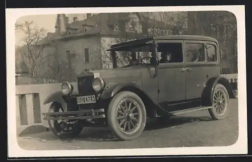 Foto-AK Auto Studebaker (1928 /29), Korpulente Dame mit Kind im Fahrzeug