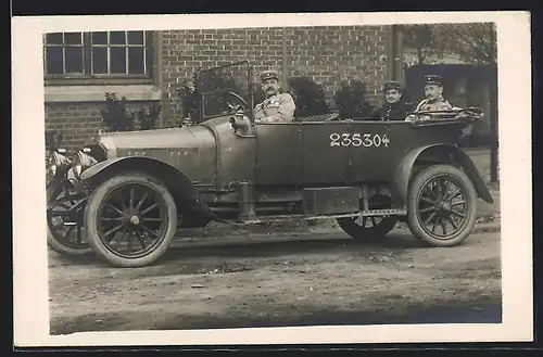 Foto-AK Auto Unic (1912 /14), Soldaten in Uniformen in einem Wagen mit der Nummer 235304