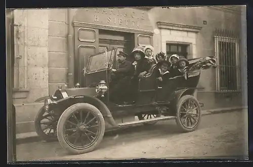 Foto-AK Auto Unic (1908 /09), Familie mit Kleinkindern parkt vor einer Pharmacie