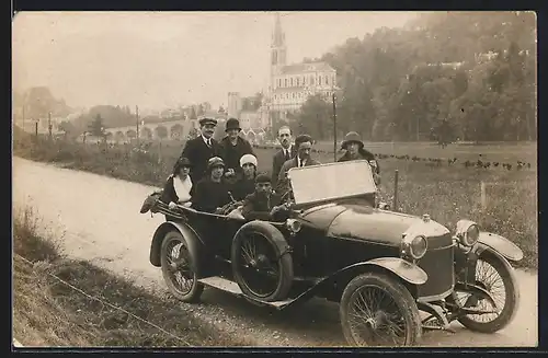 Foto-AK Auto Rolland-Pilain (1920), Reisegruppe parkt am Wegesrand