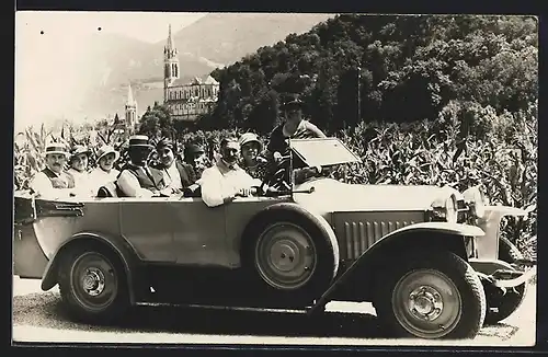 Foto-AK Auto Rochet Schneider (192 ), Reisegruppe parkt vor einem Feld