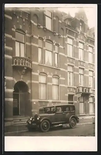 Foto-AK Renault 10CV (1926), Wagen parkt vor einem Wohnhaus