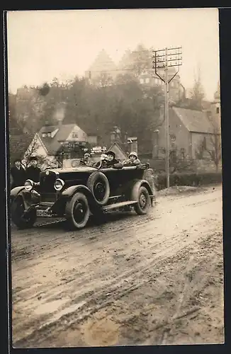 Foto-AK Auto Berliet (1926 /27), Familie in einem Fahrzeug