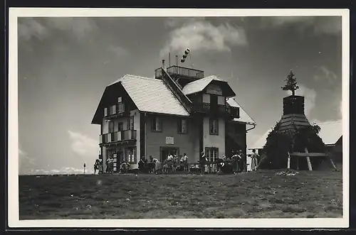 AK Stifter`s Gipfelhaus, Wanderer vor der Berghütte